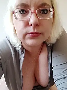 Snapshot of VikaKing chatting on December 2025 10:29:02 AM VikaKing online show from December 2025 10:29:02 AM