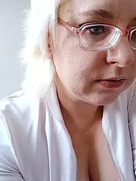 Snapshot of VikaKing chatting on January 2026 12:11:02 PM VikaKing online show from January 2026 12:11:02 PM