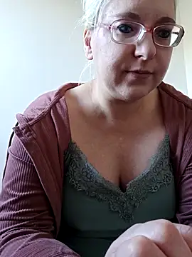 Snapshot of VikaKing chatting on December 2025 10:39:02 AM VikaKing online show from December 2025 10:39:02 AM