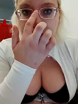 VikaKing online show from December 2025 08:28:02 PM