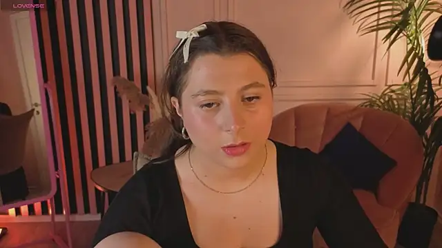 Queen Michelle  online show from November 2025 09:04:01 PM