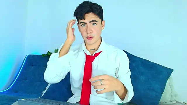 CamiiGuzmanX online show from November 2025 08:35:02 PM