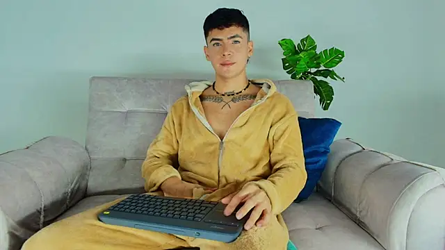 CamiiGuzmanX online show from October 2025 07:58:01 PM