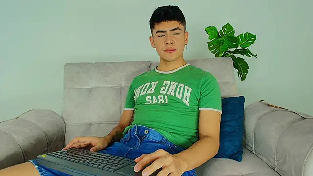 CamiiGuzmanX online show from October 2025 08:09:01 PM