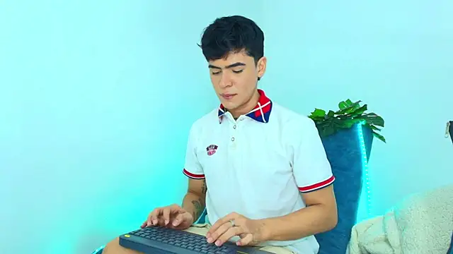 CamiiGuzmanX online show from November 2025 08:25:01 PM