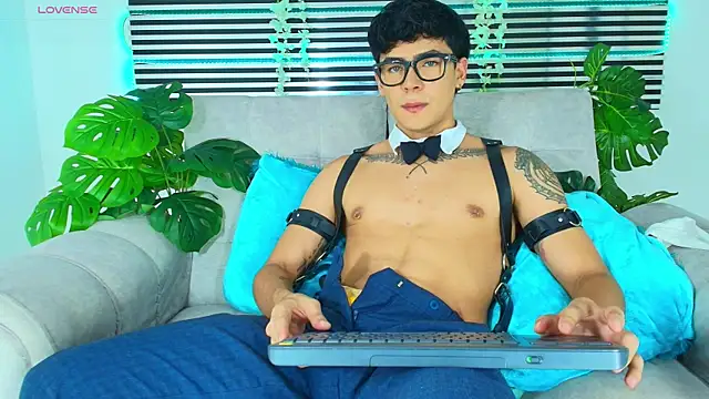 CamiiGuzmanX online show from April 2026 10:05:02 PM