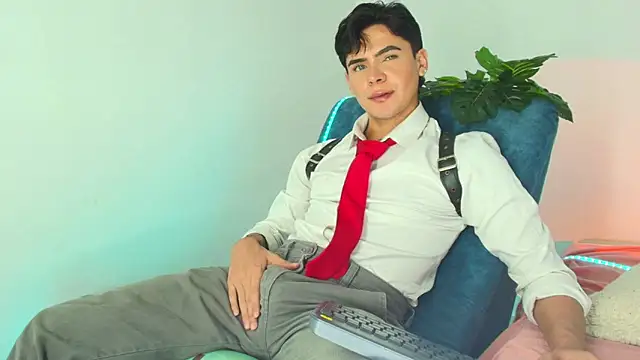 CamiiGuzmanX online show from December 2025 07:35:01 PM