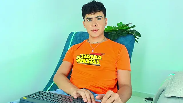 CamiiGuzmanX online show from November 2025 08:20:01 PM