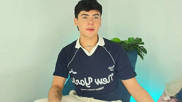 CamiiGuzmanX online show from December 2025 08:32:02 PM