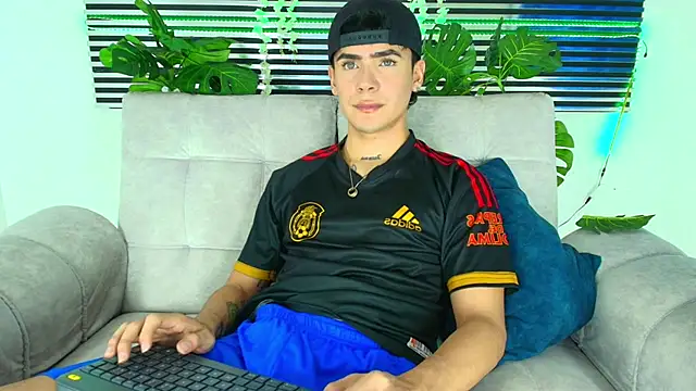 CamiiGuzmanX online show from February 2026 08:08:01 PM