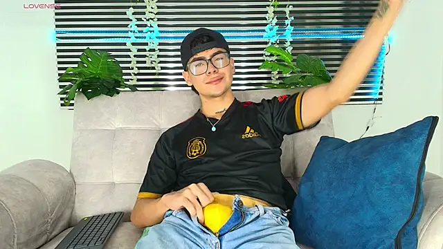 CamiiGuzmanX online show from December 2025 08:31:01 PM