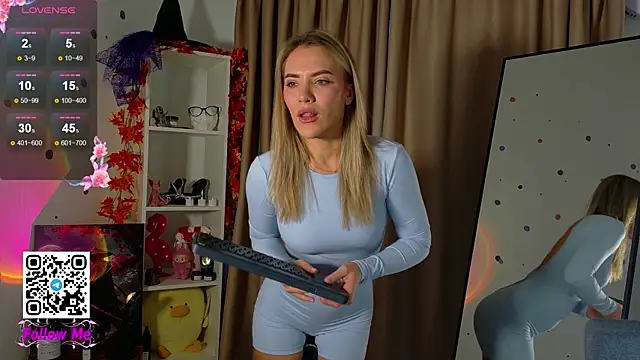 Snapshot of HoneyJohansson chatting on November 2025 06:17:01 AM HoneyJohansson online show from November 2025 06:17:01 AM