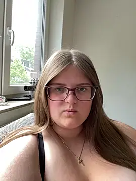 Snapshot of CurvyPaar2 chatting on May 2026 03:07:02 PM CurvyPaar2 online show from May 2026 03:07:02 PM