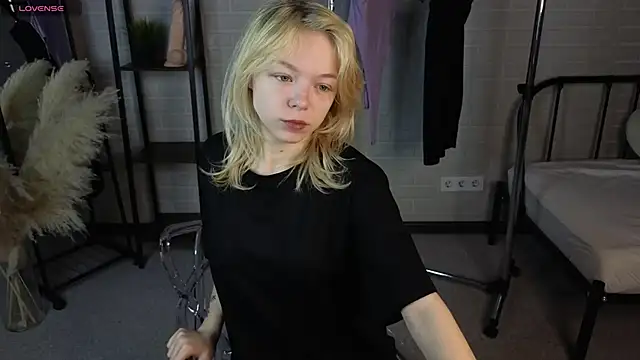 MillaHolt online show from October 2025 01:33:02 AM
