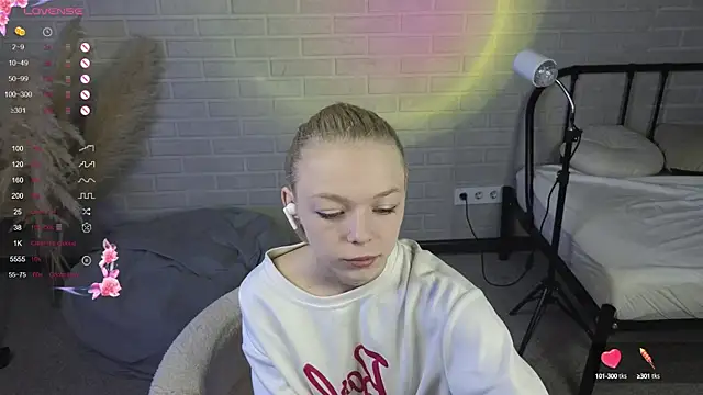 MillaHolt online show from September 2025 08:27:01 AM