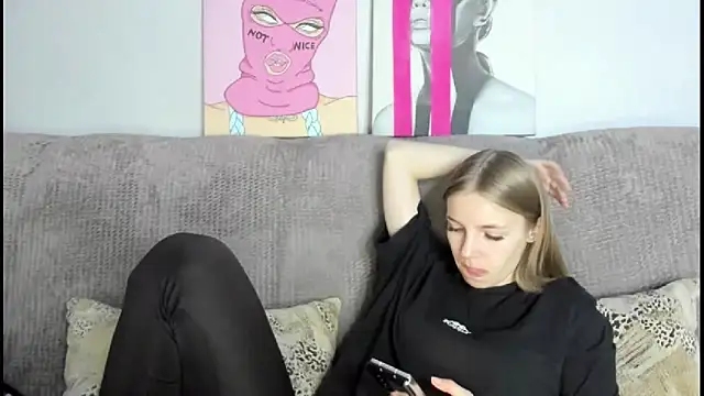 HitGyrl online show from November 2025 01:17:01 AM