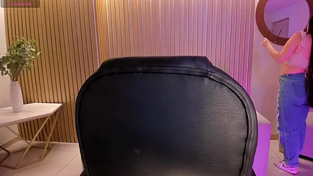 Snapshot of SarahRhodes_ chatting on October 2025 12:04:01 PM SarahRhodes online show from October 2025 12:04:01 PM