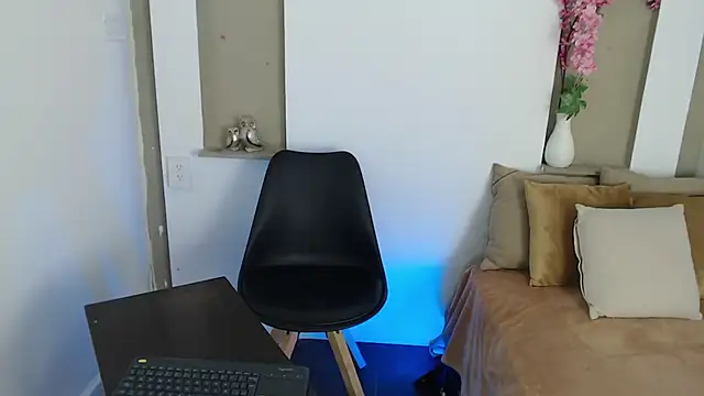 Michellee 20 online show from December 2025 01:04:02 PM