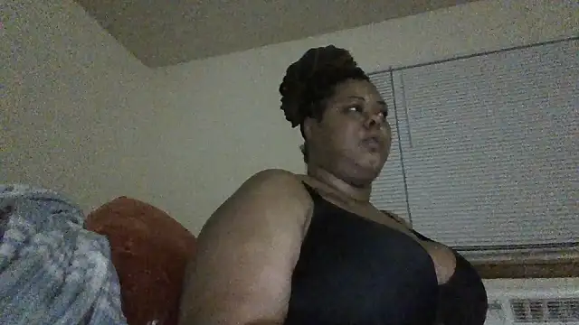Snapshot of TharealBunn chatting on May 2026 08:06:02 AM TharealBunn online show from May 2026 08:06:02 AM