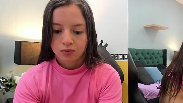 Snapshot of VioletaNova chatting on June 2026 12:02:01 PM VioletaNova online show from June 2026 12:02:01 PM