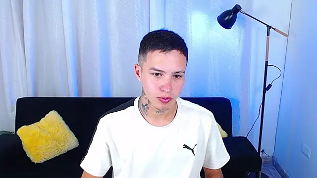 Cumandres18 online show from April 2026 02:11:01 PM