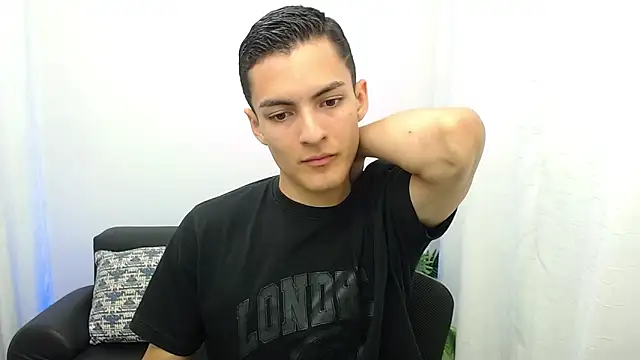 Snapshot of Matiius18 chatting on November 2025 02:00:02 PM Matiius18 online show from November 2025 02:00:02 PM