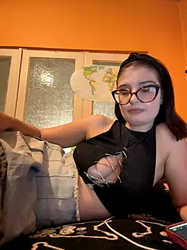 Larra69 online show from November 2025 05:45:02 PM