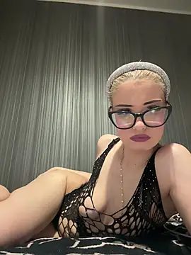 Snapshot of Larra69 chatting on June 2026 06:05:02 PM Larra69 online show from June 2026 06:05:02 PM