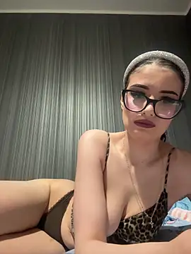 Snapshot of Larra69 chatting on May 2026 05:51:01 PM Larra69 online show from May 2026 05:51:01 PM