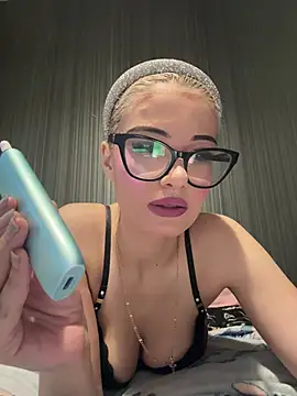 Snapshot of Larra69 chatting on June 2026 05:55:01 PM Larra69 online show from June 2026 05:55:01 PM