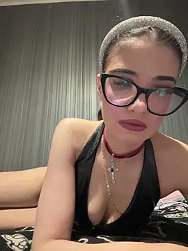Snapshot of Larra69 chatting on May 2026 05:44:02 PM Larra69 online show from May 2026 05:44:02 PM