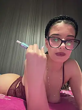 Snapshot of Larra69 chatting on April 2026 05:43:01 PM Larra69 online show from April 2026 05:43:01 PM