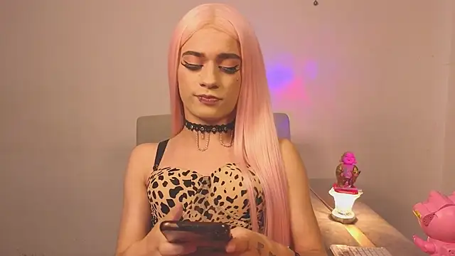 chloe ember online show from December 2025 06:33:01 PM