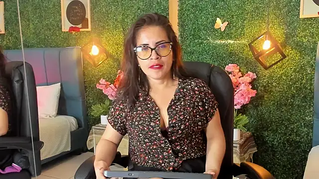 Snapshot of Linagh_ chatting on October 2025 11:55:02 AM Linagh online show from October 2025 11:55:02 AM