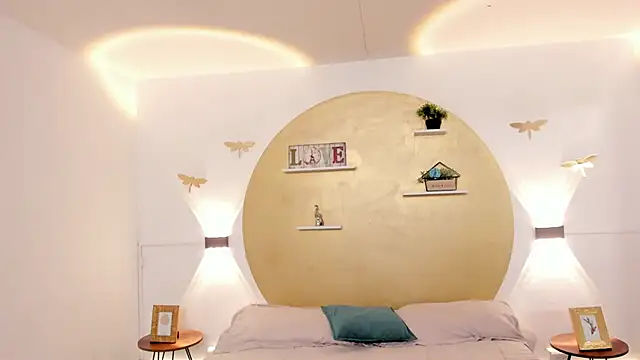 Zoe Lynch  online show from September 2025 12:00:02 PM