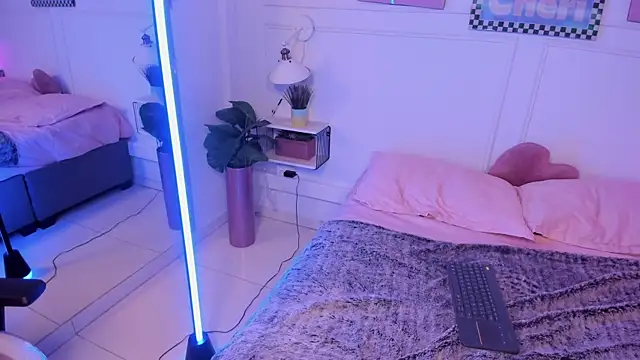 Zoe Lynch  online show from April 2026 12:01:02 PM