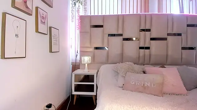 Zoey thompson online show from February 2026 07:37:01 PM