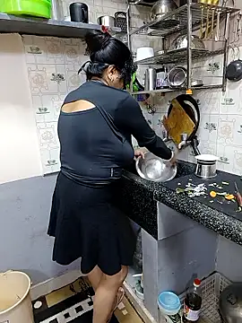 Queen Nightt online show from February 2026 03:28:01 AM