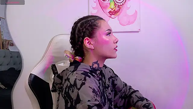 sara queen10 online show from October 2025 01:48:02 PM