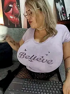 Snapshot of AlexxiaaMat chatting on February 2026 01:08:01 PM AlexxiaaMat online show from February 2026 01:08:01 PM