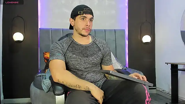 Liam walk  online show from November 2025 07:51:01 PM