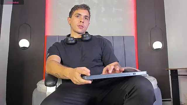 Snapshot of Liam_walk_ chatting on February 2026 08:29:02 PM Liam walk online show from February 2026 08:29:02 PM