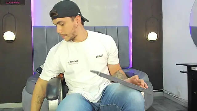 Liam walk  online show from November 2025 09:40:01 PM