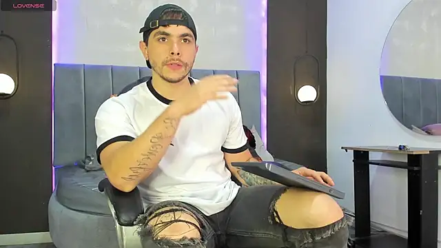 Liam walk  online show from November 2025 08:25:01 PM