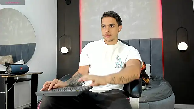 Liam walk  online show from October 2025 10:32:01 PM