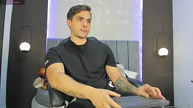 Liam walk  online show from October 2025 09:04:02 PM
