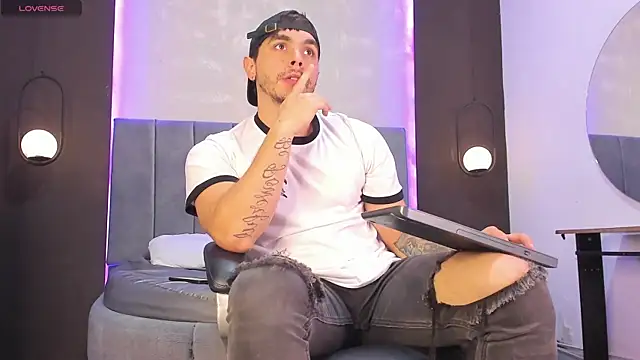 Liam walk  online show from November 2025 08:03:01 PM