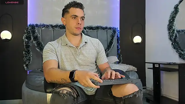 Liam walk  online show from November 2025 09:37:01 PM