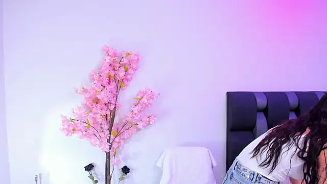 maily zanss online show from April 2026 08:04:01 PM