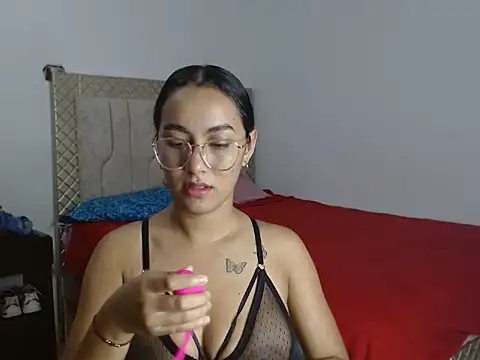 Snapshot of KatyCoupleHot chatting on October 2025 09:35:02 PM KatyCoupleHot online show from October 2025 09:35:02 PM